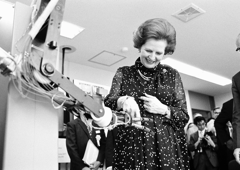 Illustration for article titled Politicians Shaking Hands With Robots, Ranked